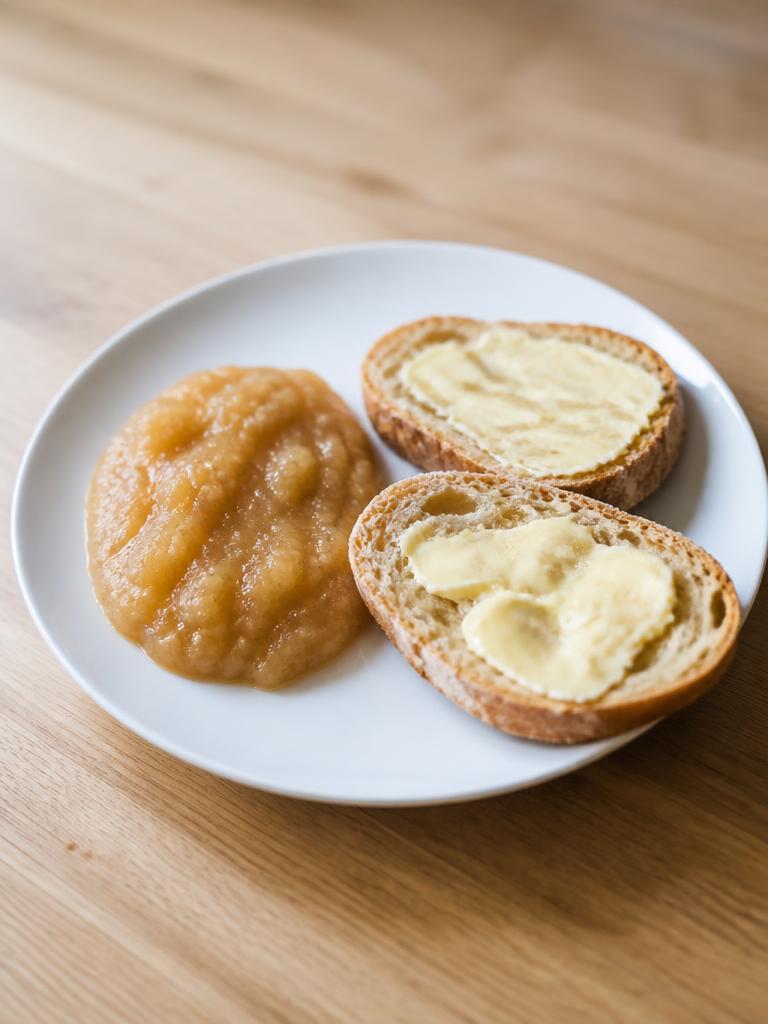 Compote de pomme et tartines beurrées