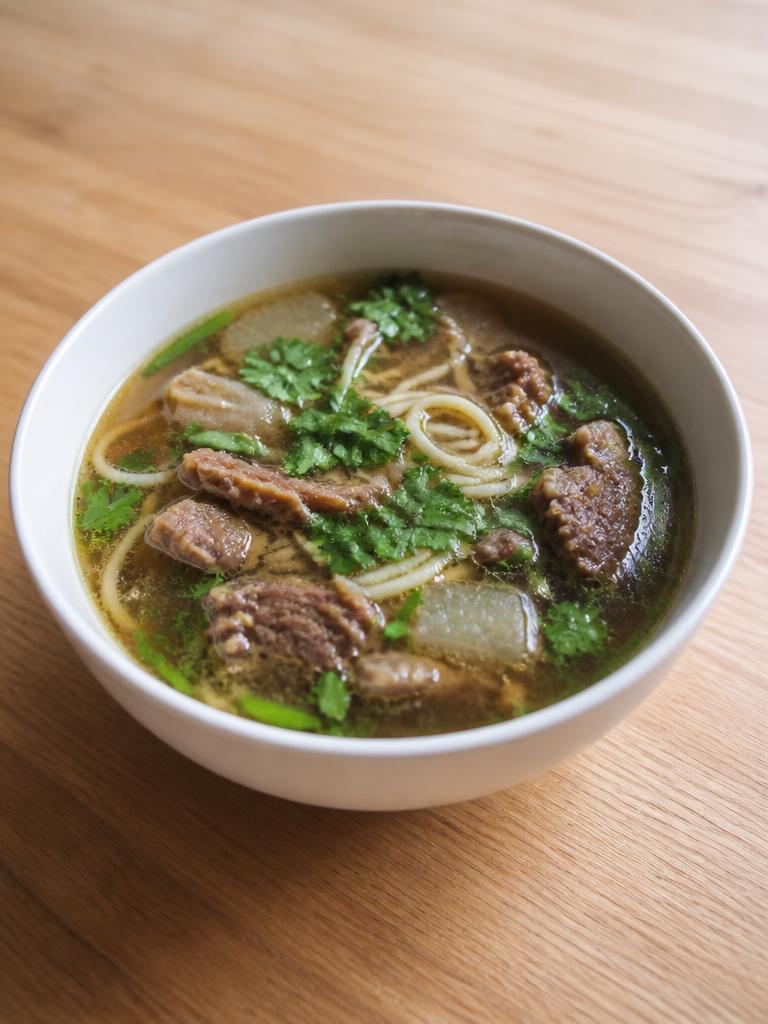 Bouillon de bœuf aux nouilles et coriandre