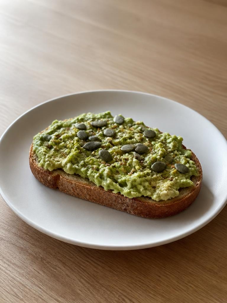 Tartine à l'avocat et aux graines de courge