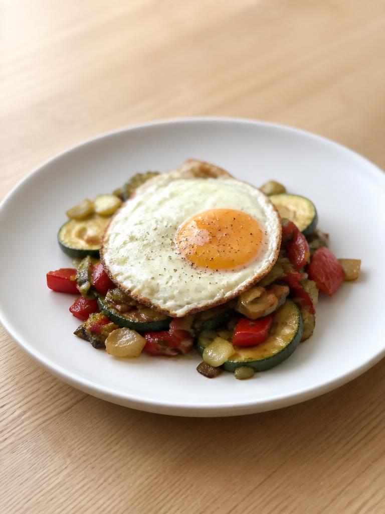 Œufs au plat sur poêlée de légumes