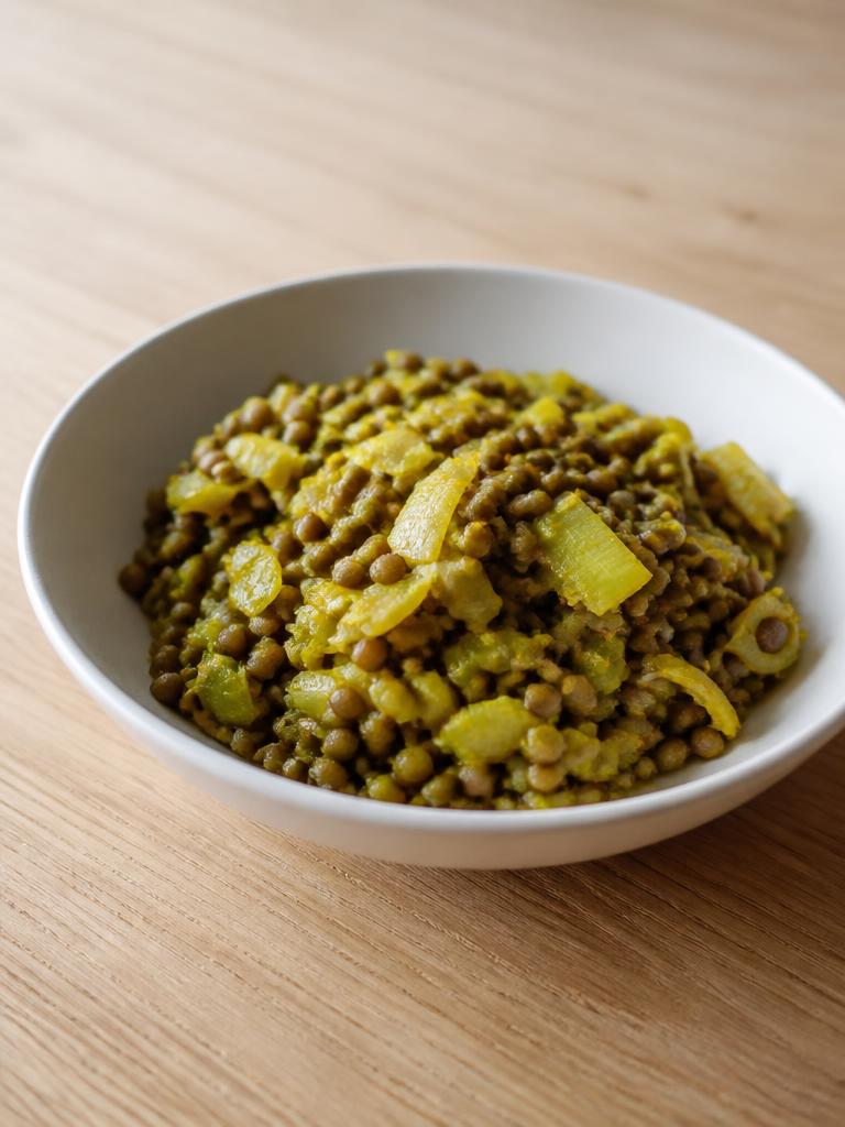 Lentilles vertes aux poireaux et au curry