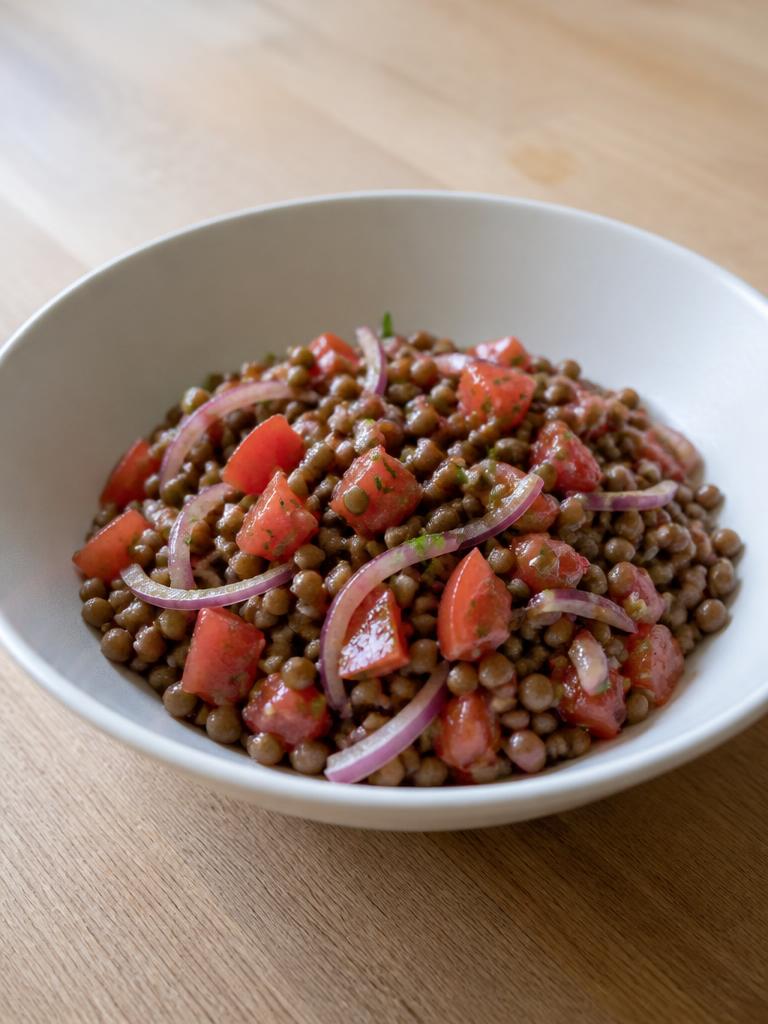Salade de lentilles, tomate et oignon rouge