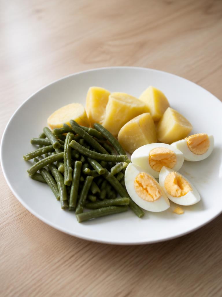 Œufs durs, haricots verts et pommes de terre