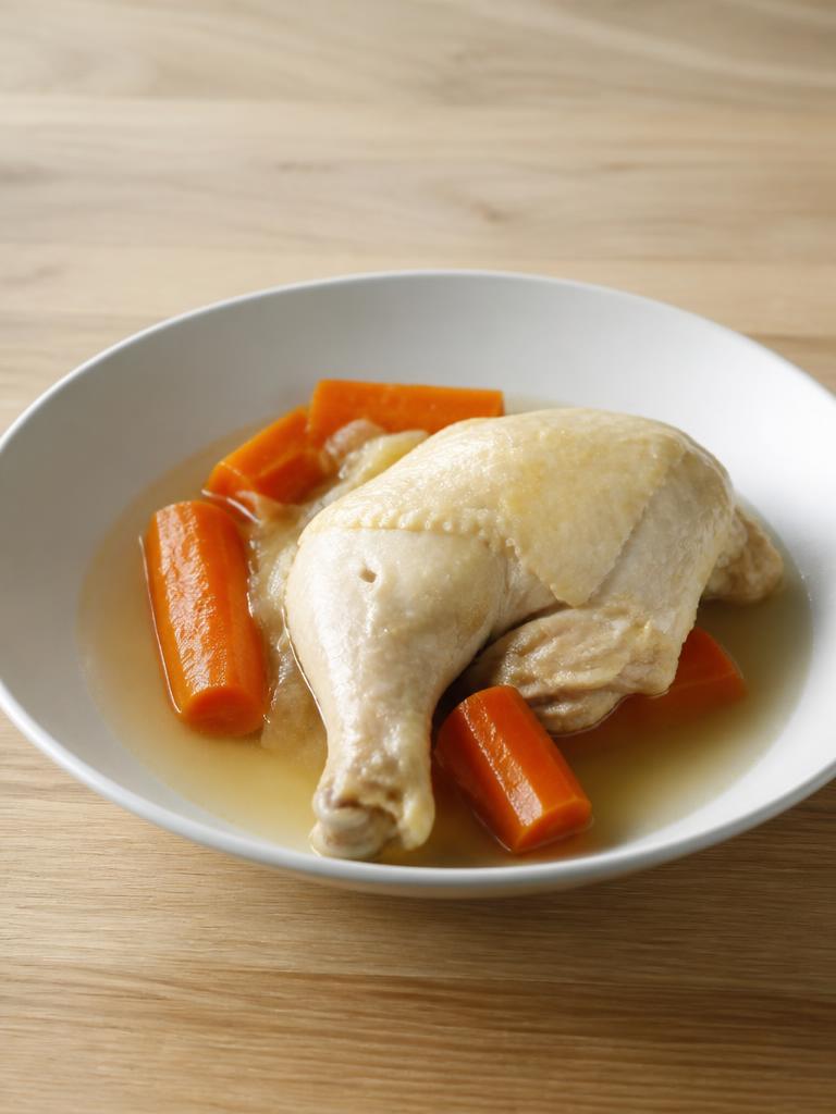 Poulet poché au bouillon et carottes