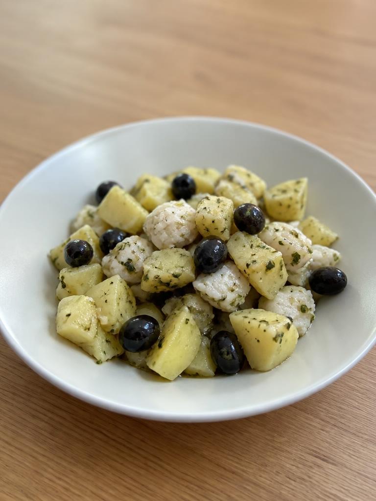 Boîte de pommes de terre, colin et olives