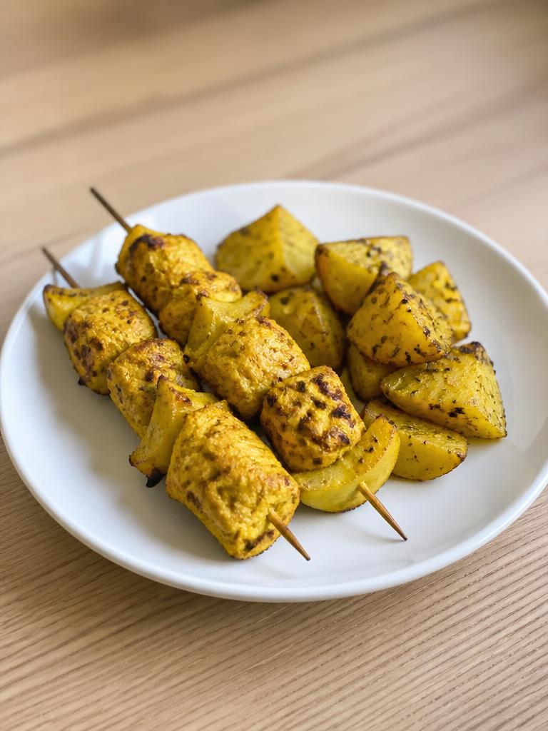 Brochettes de poulet au curry et pommes de terre